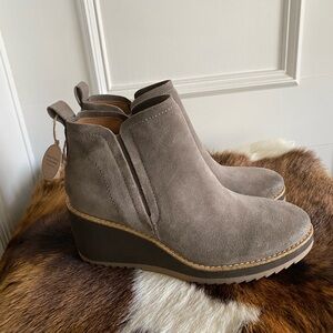 Sofft Taupe Suede Wedge Chelsea Ankle Boots – Women’s Size 8 – NWT